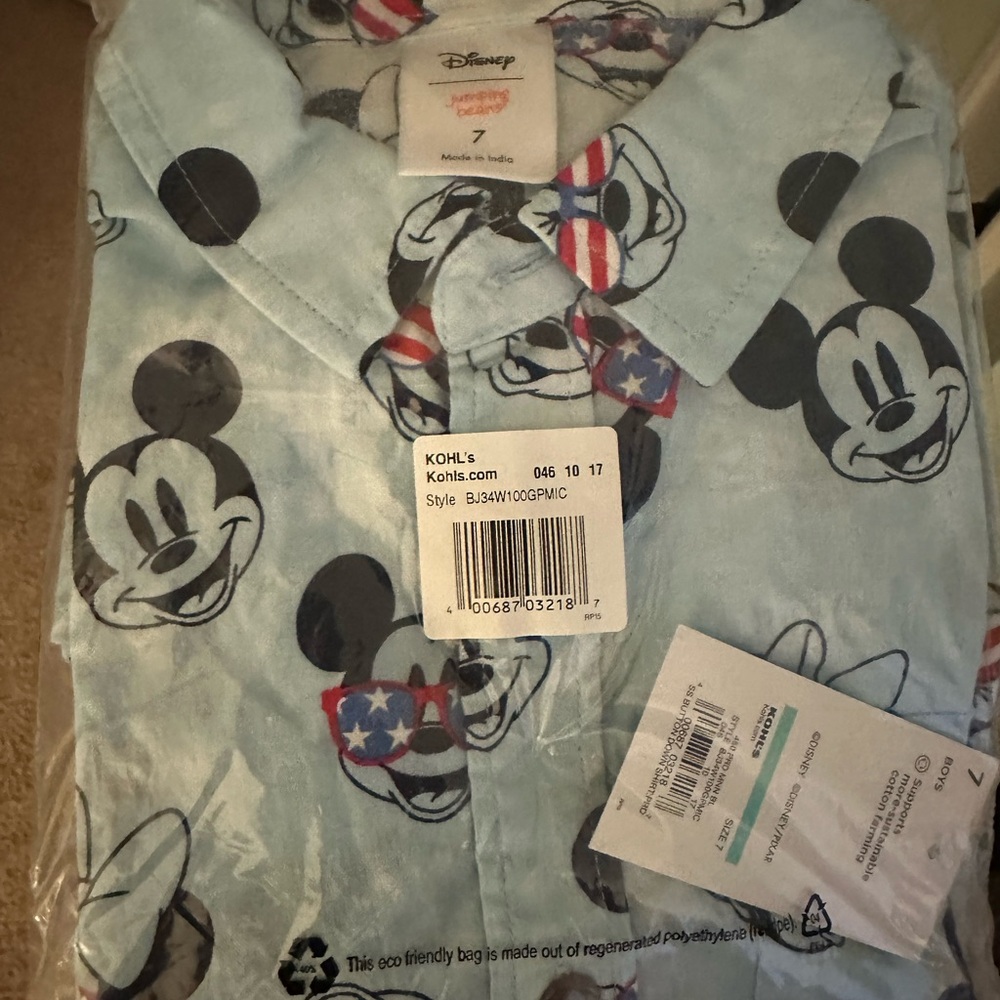 Kohls American flag Disney boys size 7, brand new short sleeved polo